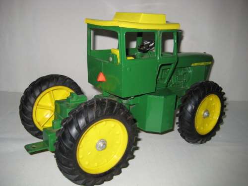 John Deere Knacker Tractor 7520 by ERTL - Length 355 mm