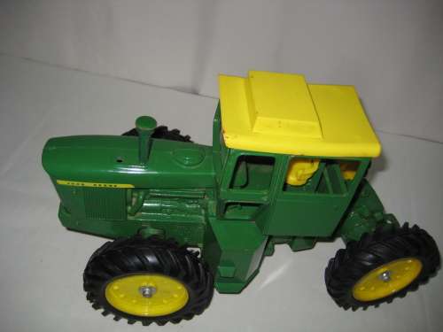 John Deere Knacker Tractor 7520 by ERTL - Length 355 mm