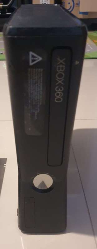 Xbox 360 s Console - 500GB 1x Controller 1x Game
