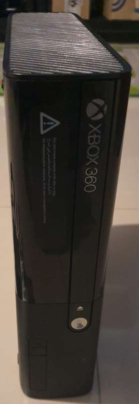 Xbox 360 E Console - 500GB + 1x Controller + 1x Game