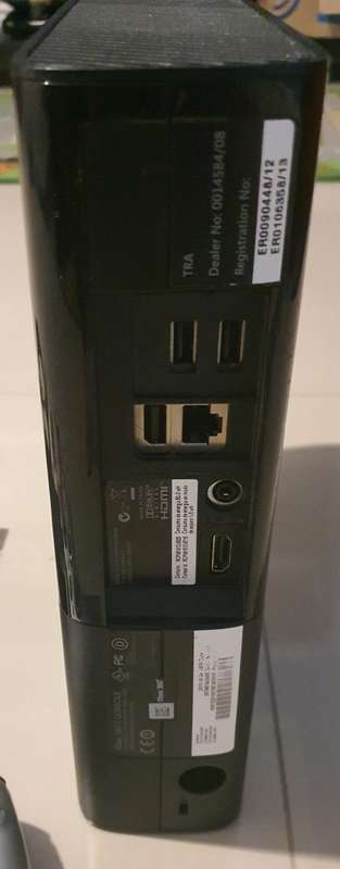 Xbox 360 E Console - 500GB + 1x Controller + 1x Game