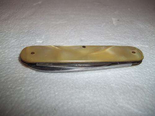 Old and very nice pearl handled twin blade pocket knife