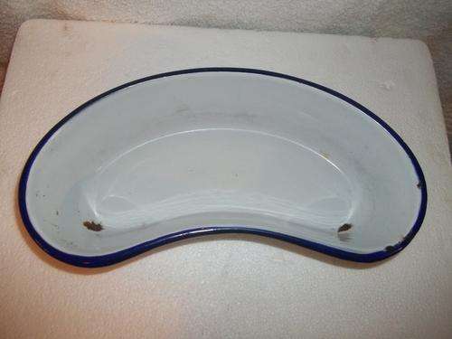 Nice and big (250 mm) kidney shaped enamel dish