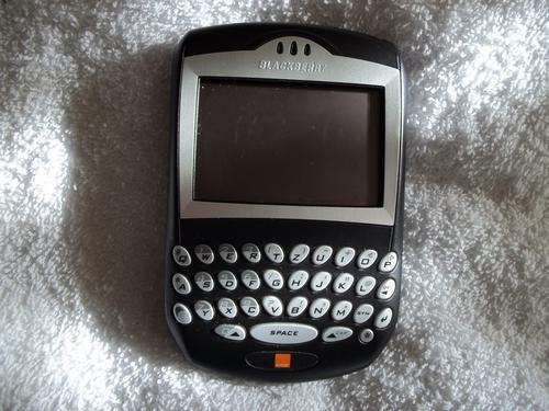 BLACKBERRY WITH CHARGER (NEVER BEEN USED )