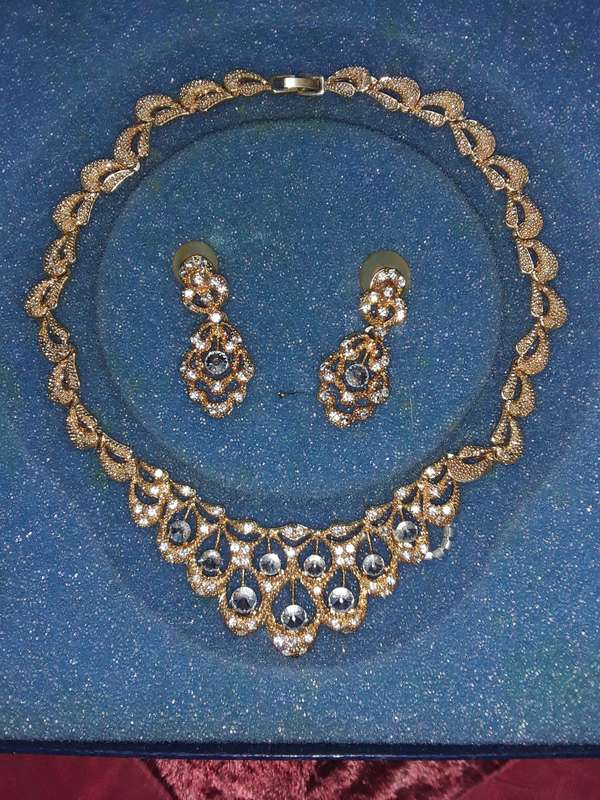 NECKLACE WITH MATCHING EARRINGS