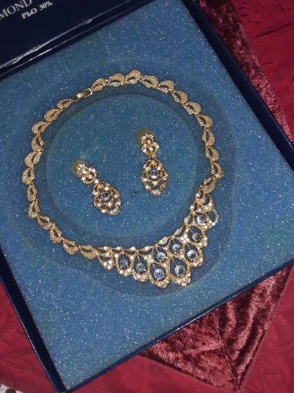 NECKLACE WITH MATCHING EARRINGS