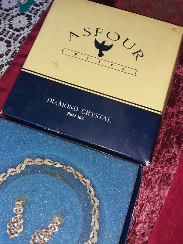 NECKLACE WITH MATCHING EARRINGS