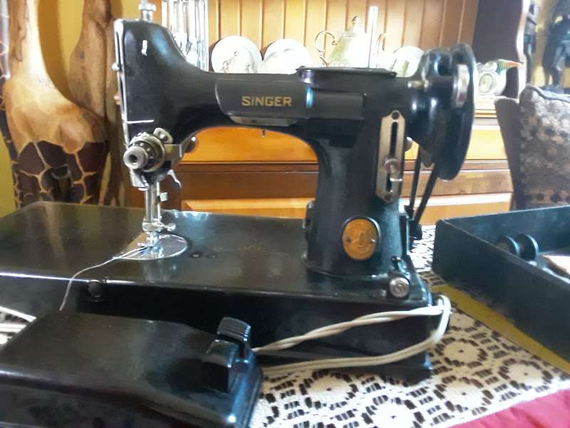 SINGER SEWING MACHINE (OLD LADY FROM 1949!!)