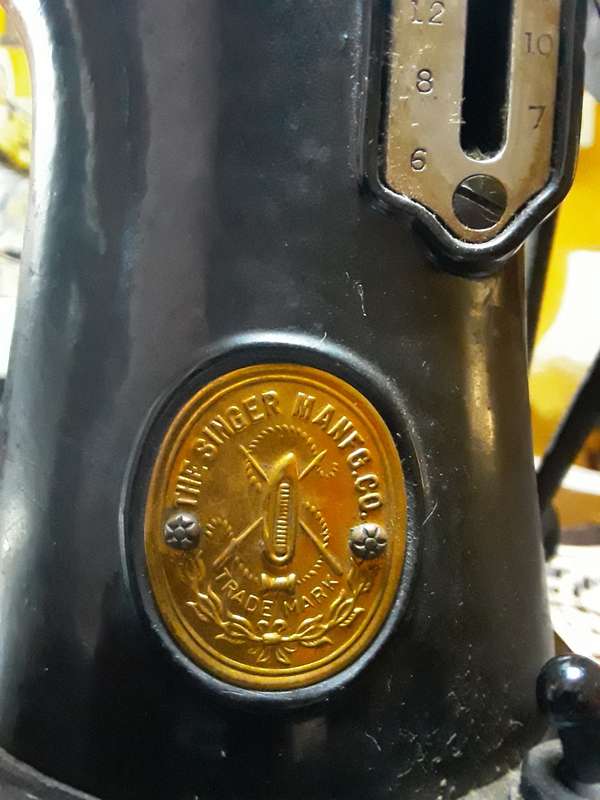 SINGER SEWING MACHINE (OLD LADY FROM 1949!!)