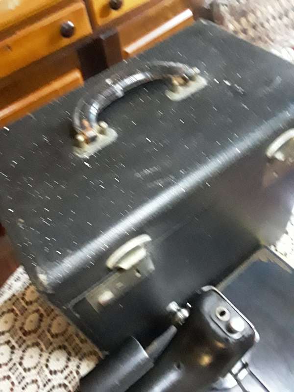 SINGER SEWING MACHINE (OLD LADY FROM 1949!!)