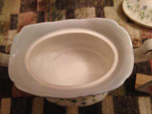 ROYAL ALBERT CAROLINE LIDDED SUGAR BOWL