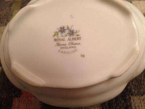 ROYAL ALBERT CAROLINE LIDDED SUGAR BOWL