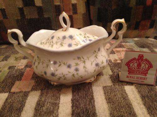 ROYAL ALBERT CAROLINE LIDDED SUGAR BOWL