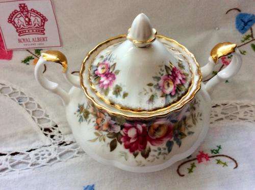 ROYAL ALBERT AUTUMN ROSES LIDDED SUGAR BOWL