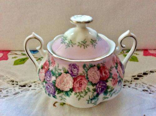 ROYAL ALBERT ROSE GARLAND LIDDED SUGAR BOWL