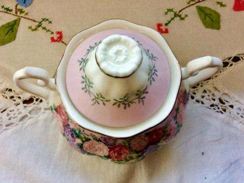 ROYAL ALBERT ROSE GARLAND LIDDED SUGAR BOWL