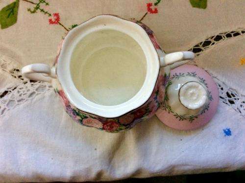 ROYAL ALBERT ROSE GARLAND LIDDED SUGAR BOWL