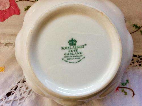 ROYAL ALBERT ROSE GARLAND LIDDED SUGAR BOWL