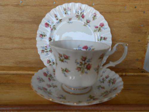 Royal  Albert  Winsome  Trio