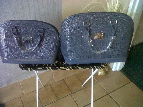 GUESS HAND BAG SPECIAL 5 DAYS ONLY!!!!!!!