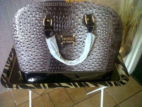 GUESS HAND BAG SPECIAL 5 DAYS ONLY!!!!!