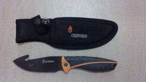 LARGE BEAR GRYLLS HUNTING; GUT - HOOK; SLAUGHTERING FIXED BLADE KNIFE WITH SHEATH!!!