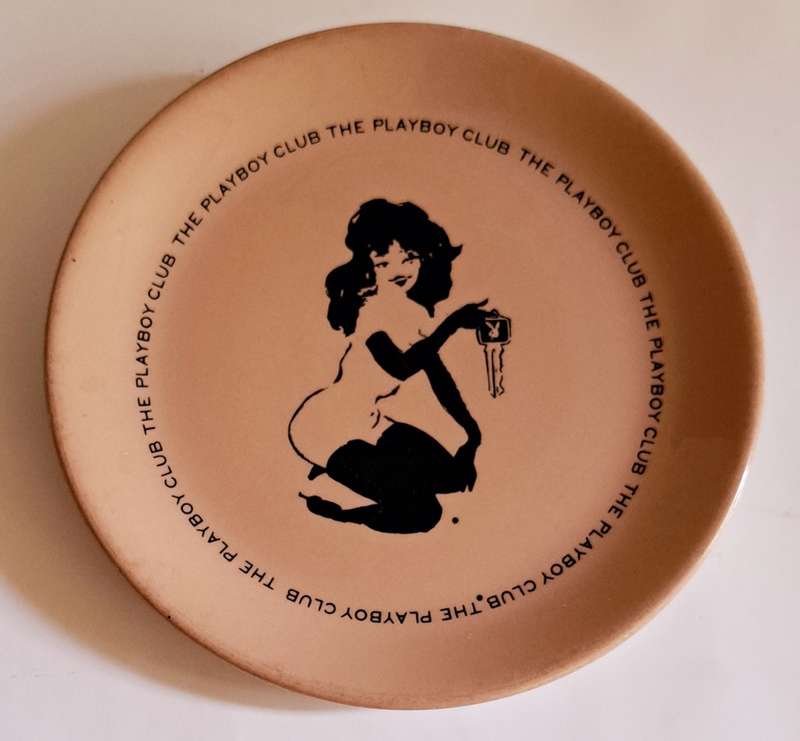**RARE ** VINTAGE  1960s  PLAYBOY-CLUB  CERAMIC LEROY-FEMLIN COLLECTORS PLATE. !