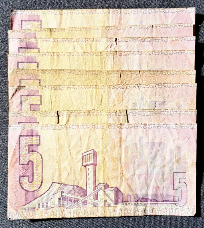 8 X OLD FIVE  RAND NOTES . **CL STALS **