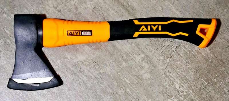 HANDHELD AXE 0,842G **NEW** 38,5 CM ** A MUST HAVE IN THE BRAAI AREA. **NEW **