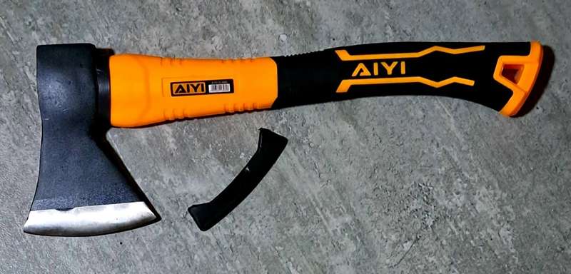 HANDHELD AXE 0,842G **NEW** 38,5 CM ** A MUST HAVE IN THE BRAAI AREA. **NEW **