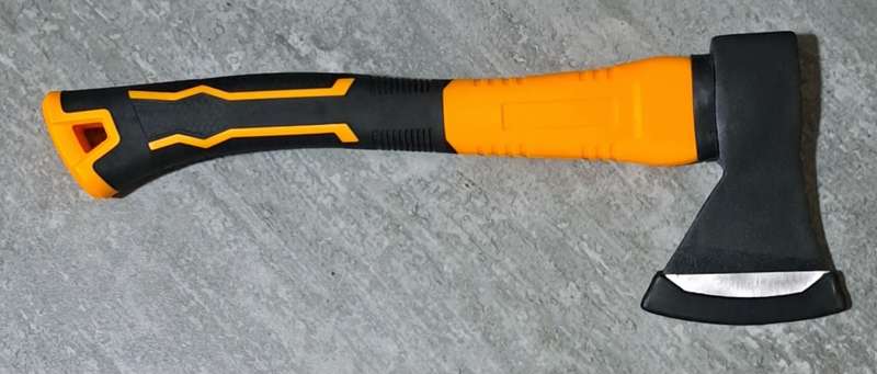 HANDHELD AXE 0,842G **NEW** 38,5 CM ** A MUST HAVE IN THE BRAAI AREA. **NEW **
