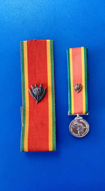 WW2 - AFRICA SERVICE MEDAL - PROTEA CLASPS - FULL SIZE + MINIATURE