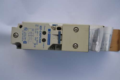 Telemecanique Sensors PNP Inductive Proximity Sensor XS7C40PC440