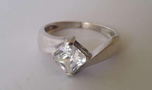 Designer `Diamonique` sterling silver ring with CZ stone. Size: N (17mm)