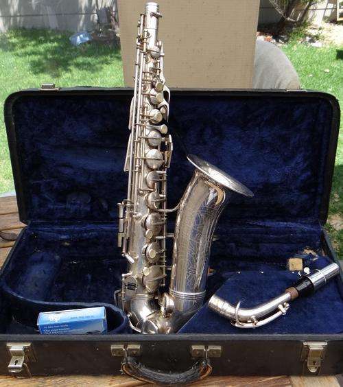 NEW YORKER ALTO SAXOPHONE IN HARD CASE