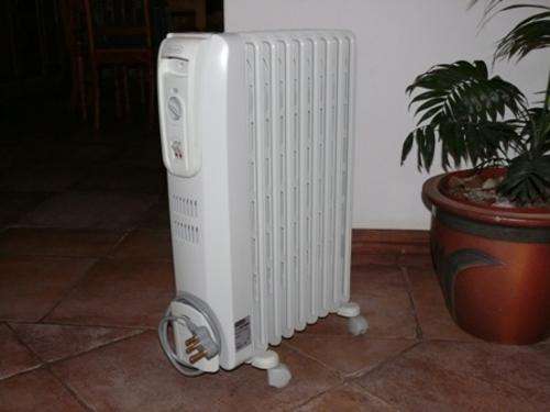 FOR SALE: DeLonghi 9 fin heater (2000 Watt).