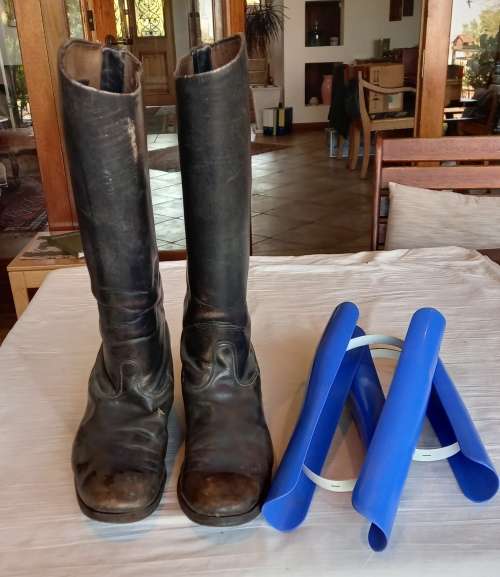 Horse riding boots for men, size 44 (10 UK), black leather, with leather soles.