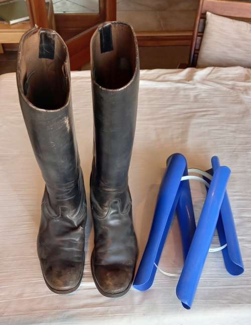 Horse riding boots for men, size 44 (10 UK), black leather, with leather soles.