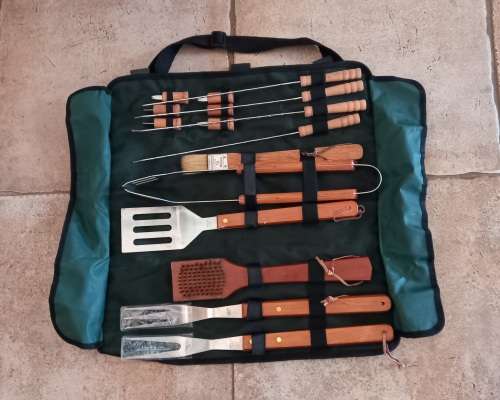 BBQ/Braai Tool Set in green roll-up canvas 45x45cm.