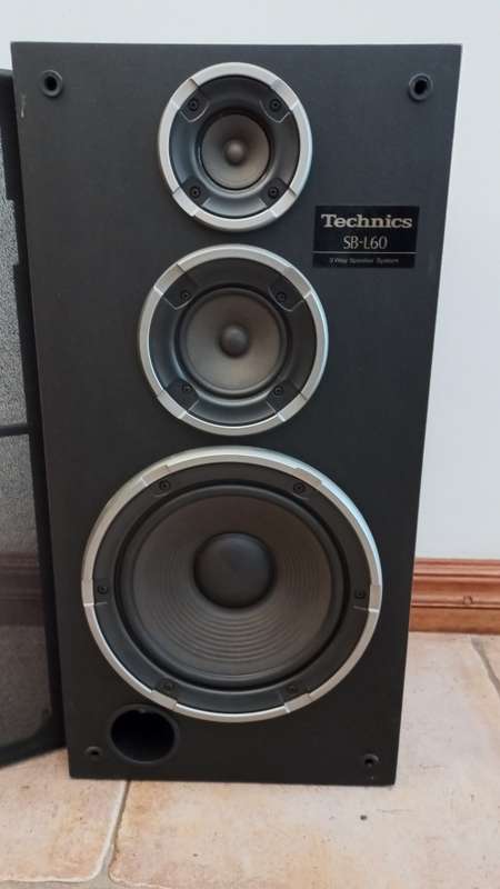 Set of 2 Stereo Sound speakers Technics, model SB-L60.