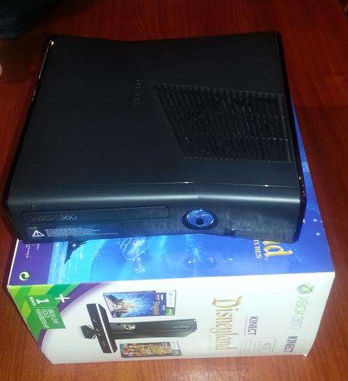 XBOX  360 4GB with Kinect Disneyland Adventures