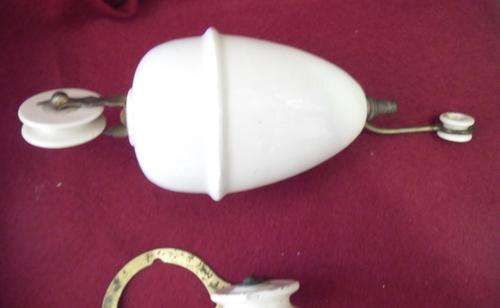 PORCELAIN PULLEY FOR A LAMP