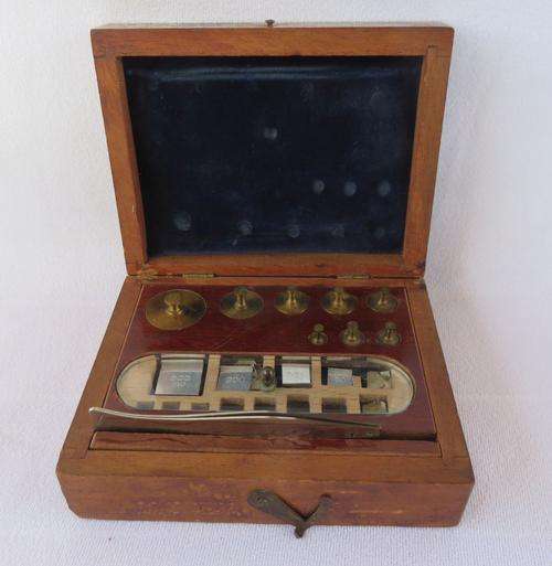 WEIGHTS IN GRAMS AND MILLIGRAMS IN ORIGINAL WOODEN BOX