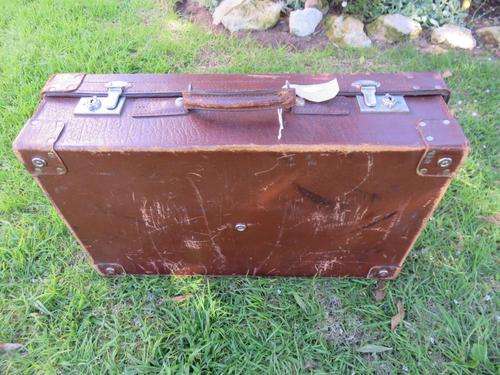 VINTAGE LEATHER SUITCASE