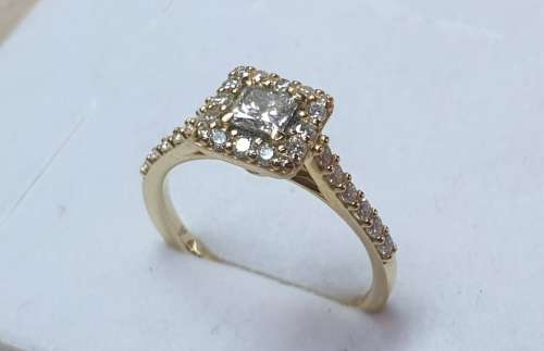 18ct Yellow Gold Diamond Ring