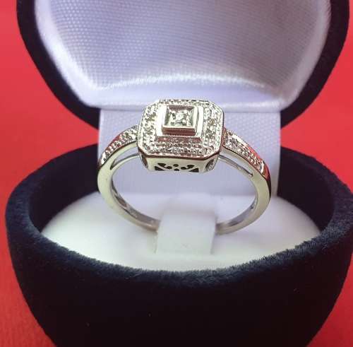 9 ct white gold diamond ring