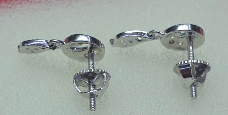 18 ct white gold earrings