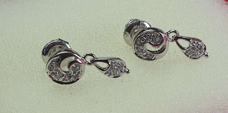 18 ct white gold earrings
