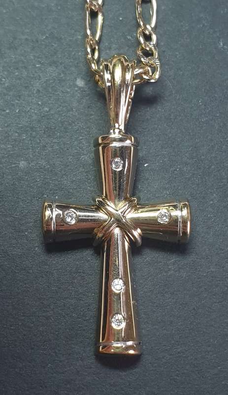 9ct Yellow Gold Chain with Diamond Pendant