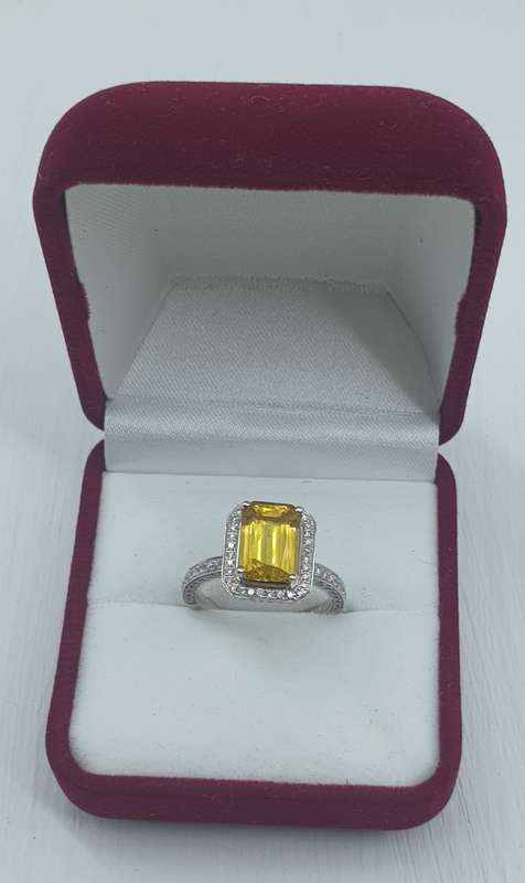 18 CT WHITE GOLD DIAMOND RING